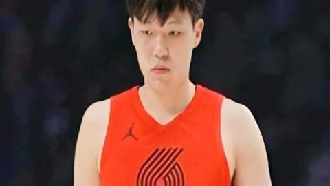 杜埃19岁法国队处子战，传承经典全员献歌，战果如何？